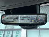 【デジタルインナーミラー】車両後方カメラの映像をルームミラーに映すことが出来ます。 そのため、後席に人や荷物があって後方が見えづらい場合でもしっかり視界を確保することが出来ます。