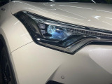 【LEDヘッドライト】悪天候や夜間走行時も良好な視界を確保し安心して運転できる高輝度LEDヘッドライトを装備!点灯速度が早く、消費電力も抑えられています。