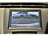 バックガイドモニター付き。車両後方の映像をナビ画面に表示し、駐車などの後退操作をサポートします。