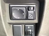 【電動格納ミラー】サイドミラーは電動格納式となっており、狭い駐車場でもキズがつくリスクを抑えられます。