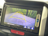 【バックカメラ】駐車時に後方がリアルタイム映像で確認できます。大型商業施設や立体駐車場での駐車時や、夜間のバック時に大活躍!運転スキルに関わらず、今や必須となった装備のひとつです!