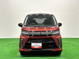 メッキ際立つフロントグリル、LED採用のヘッドランプとイルミネーションランプが視線を集めるムーヴカスタムが入荷致しました。