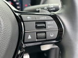 予め設定した速度で定速走行。先行車に近づいたら、システムが先行車との距離や速度差を測定し、自動的に加減速。適切な車間距離を維持しながら追従走行します。
