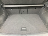 ●すっきりとした見た目のスクエア形状のラゲッジスペースです。また荷物が多い時、急なお買いものの際にもリヤシートを倒していただくことにより十分なスペースを確保できます。