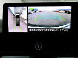 車庫入れが不安な方必見です!白線や車間を空から見下ろしたような画像で一目で分かって車庫入れも安心。周囲に動くものがあれば表示とブザーでお知らせしてくれるのでさらに安心です。