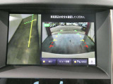 ギアを『R』に入れた後、カメラボタンを押すと、運転席から見えない左側面をナビ画面にうつしてくれるので、幅寄せや縦列駐車がし易くなります。