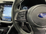 ステアリングスイッチ付きで、運転中に視線を前に向けたまま操作できます。