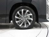 タイヤサイズは(205/55R17)で純正アルミホイールです。