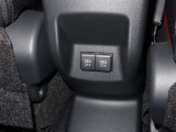 充電ケーブルなどが差し込めるソケットもついています。