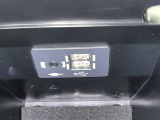 充電用USB端子付き。スマートフォンなどの充電に便利です。