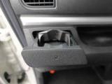 カップホルダーは運転席や助手席からちょうど手の届く位置です!!