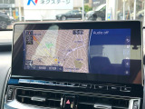 【メーカー純正ナビ】インテリアに溶け込むスタイリッシュな「専用設計」メーカーナビを装備♪視認性や操作性など基本性能にも優れ、より上質なカーライフをお楽しみいただけます。