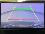 【バックカメラ】運転が苦手な方も車庫入れラクラクです!ギアをリバースに入れれば自動的に切り換わりますので、面倒な操作は不要です♪狭い駐車場もお車を傷つけず安心ですね!