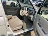 運転席は足元広々です。リラックスして運転できますね。