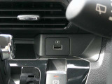 USB電源&12Vシガーソケットが運転席&助手席前にございます♪スマホ等の充電にご使用くださいませ♪