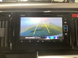 【バックカメラ】運転が苦手な方も車庫入れラクラクです!ギアをリバースに入れれば自動的に切り換わりますので、面倒な操作は不要です♪狭い駐車場もお車を傷つけず安心ですね!
