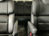 車外に出なくても運転席から3列目シートまで移動が可能です。子育てや荷物が多いときなど利便性が高いです