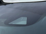 【ホンダセンシング】走行中に前方の車両等を認識し、衝突しそうな時は警報とブレーキで衝突回避と被害軽減をアシスト。より安全にドライブをお楽しみいただけます。