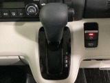 CVT車のセレクトレバーです。低速から高速まで、変速ショックのないスムーズな走りと、エンジン効率のよい領域を維持して燃費にも貢献します。サイドブレーキはスイッチ操作の電子制御パーキングブレーキです。