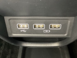 セレクトレバーの下に、スマートフォンなどの充電可能なUSB端子が2個、音源などの外部入力の可能なUSB端子が1個ついています。移動中に充電もできるので便利です。
