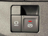 指先だけで簡単に操作が可能な電動パーキングブレーキを採用。「HOLD」スイッチを押すと、渋滞や信号待ちなどでブレーキペダルから足を離しても、ブレーキを保持するので安心です