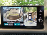 バックギアに入れますとご覧のような画像に自動的に切り替わります。車庫入れ時に役立ちます。