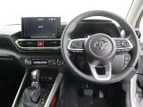 運転席側から見た写真です、お車にマッチングするように考えられたインパネデザイン!沢山のスイッチ類も運転させる方が使いやすい位置に配置されていますね!