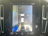 【360&deg;ビューカメラ】4台の高解像度カメラで360度の鳥瞰図を表示。隣の車や壁、死角にある障害物などを画面で確認できるため、狭いスペースでの駐車・出入りも安心です。