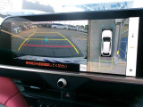 パノラミックビューモニター付きです。車両を上から見たような映像をディスプレイオーディオ画面に表示。運転席からの目視だけでは見にくい、車両周辺の状況をリアルタイムでしっかり確認できます。