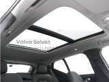 屋根一面まるごととも言える特大サイズのチルトアップ機構付電動パノラマ・ガラス・サンルーフ。晴天時はもちろん、雨天・曇天時にもブラインドを開けることで常に開放的な車内空間を実現させてくれます。