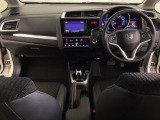 車内は光触媒抗菌消臭施工済です。インパネ周りはスタイリッシュなデザインです。グローブボックスやカップホルダーのほかにトレーなどたくさんの収納スペースが付いています。