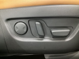 運転席にはパワーシートを装備!シート位置を記憶するメモリー機能付きなのでご夫婦で2名分セットすると便利です♪