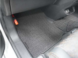 Honda認定中古車に新品の純正フロアマットを装着しました。気分よくドライブをお楽しみいただけます♪