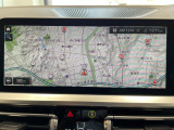 BMWのナビゲーションは操作性も良く、詳細な地図情報と交通状況を見やすく表示し、快適なドライビングをサポートしながら目的地までナビゲートします。