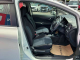 運転席シートリフター(ラチェット式)で、座面の高さも上下に動き、体格にあわせて調整ができます。