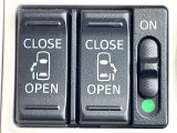 【両側パワースライドドア】スマートキーや運転席のスイッチで後席両側スライドドアの開閉が可能♪電動だから力を入れてドアを開ける必要が無く、小さなお子様でも簡単に開け閉めでき快適です♪