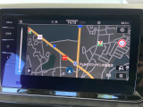 タッチスクリーンを採用。従来のナビゲーションシステムの域を超える、車両を総合的に管理するインフォテイメントシステムです。