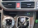 左右独立温度コントロールフルオートエアコンです。運転席、助手席それぞれで独立して温度設定ができます。冷え性の方が乗っても安心ですね♪