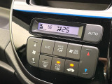 【オートエアコン】一度お好みの温度に設定すれば、車内の温度を検知し風量や温度を自動で調整。暑い&hellip;寒い&hellip;と何度もスイッチ操作をする必要はありません。快適な車内空間には必須の機能ですね♪