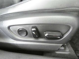 運転席電動シートは、シートポジションを細かく調整できるので長時間の運転もリラックスできますね。