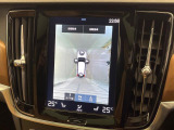 【360&deg;ビューカメラ】4台の高解像度カメラで360度の鳥瞰図を表示。隣の車や壁、死角にある障害物などを画面で確認できるため、狭いスペースでの駐車・出入りも安心です。