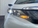 【LEDヘッドライト】悪天候や夜間走行時も良好な視界を確保し安心して運転できる高輝度LEDヘッドライトを装備!点灯速度が早く、消費電力も抑えられています。