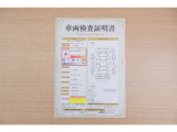 【車両検査証明書】店頭にて、クルマの状態が一目で分かる査証明書を公開中。トヨタ認定検査員が厳しく検査し、状態を点数と図解で表示しています。修復歴はもちろん、傷やヘコミの箇所や程度がご確認いただけます。