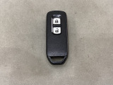スマートキーを装備しています。鍵を差し込むことなくドアロックの開け閉めと、スタートボタン操作でのエンジンスタートができます。