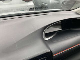 ツートーンカラーのルーフ部分を接写しました。異なる色調が生み出す陰影と奥行きが、車両全体にスポーティかつ洗練された印象を付与し、上質なデザイン性を静かに際立たせています。
