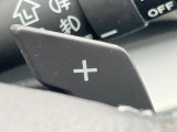 【パドルシフト】ハンドルから手を離さずに素早くシフトアップ&ダウンができるので、エンジンブレーキを使う下り坂や高速道路の合流で加速したい場面で役立ちます。