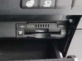 路上に設置されたインフラ設備との双方向通信を行うETC2.0ユニットを搭載。高速道路の進行先の渋滞情報や、停止車両などを画面表示や音声で提供します。
