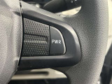 ステアリングスイッチ付きで、運転中に視線を前に向けたまま操作できます。