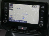 【8インチ純正ナビ】純正ナビを装備。タッチパネル式で使いやすく、詳細地図により目的地をピンポイントで設定できます。初めての道でも迷いにくく、ロングドライブも快適ですよ♪