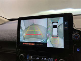 複数のカメラの映像をもとに、クルマを真上から見ているような映像をドライバーに提供し駐車をサポートする機能です。